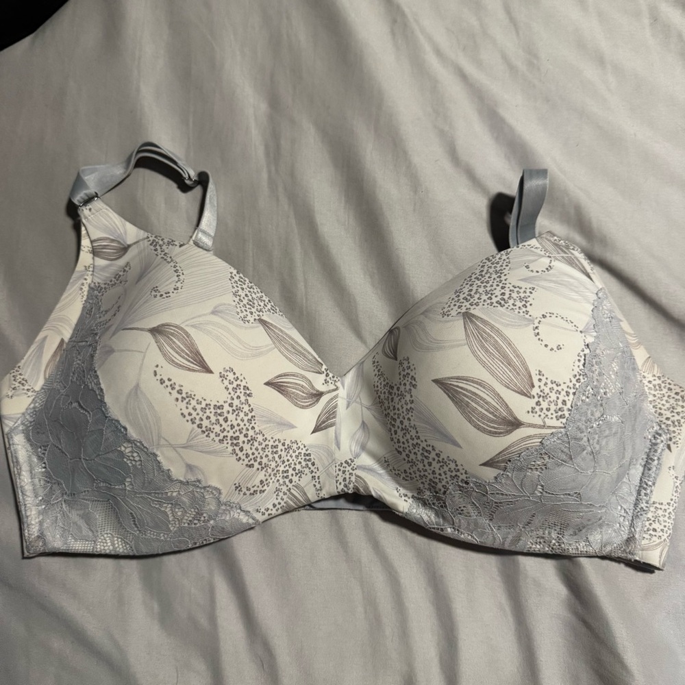 La vie en rose blue/white sleek back wireless bra size 38D‎